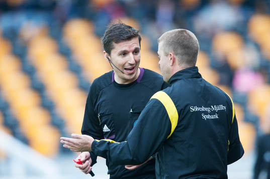 Bojan Pandzic, domare, tillrättavcisar Anders Torstensson,
