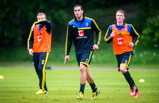 Johan Elmander med Oscar Hiljemark bakom sig