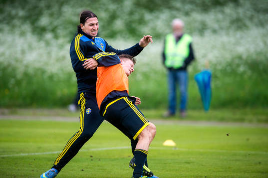 Zlatan Ibrahimovic drar omkull Mattias Johansson