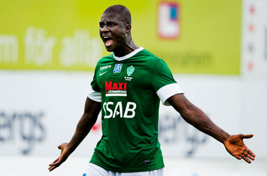 Njogu Demba-Nyrén, Brage, protesterar mot domarens dömda