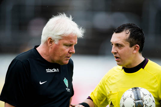Conny Karlsson, tränare Brage, pratar med domare Dragan