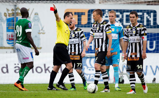 Njogu Demba-Nyrén, Brage, visas ut av domare Dragan Banjac