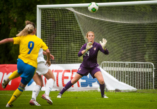 Morgan Stearns, målvakt, USA, räddar skott från Elin