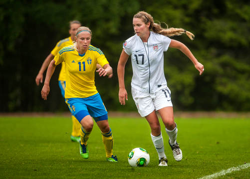 Jonna Andersson, Sverige, jagar Danielle Weatherholt, USA