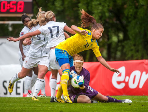 Jennifer Egelryd, Sverige, faller över Morgan Stearns,