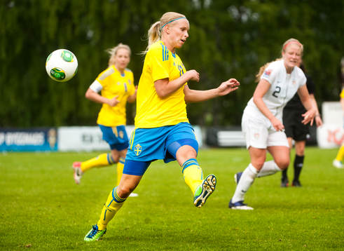 Jonna Andersson, Sverige, skyddar sig mot skott från USA