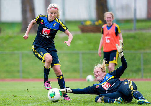 Josefine Öqvist försöker dribbla förbi Kristin