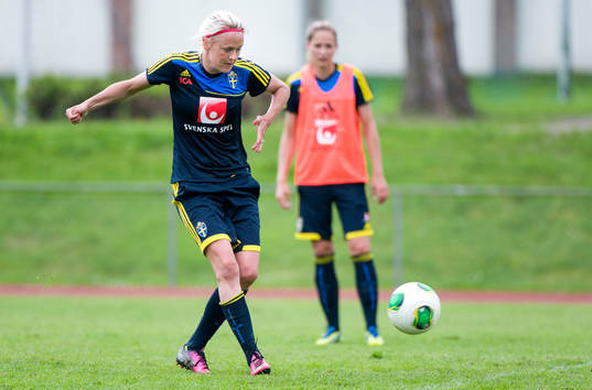 Josefine Öqvist, Sverige, skjuter mot mål