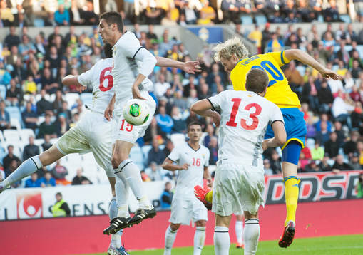 Ola Toivonen, Sverige, nickar mot Tome Pachovski, målvakt,