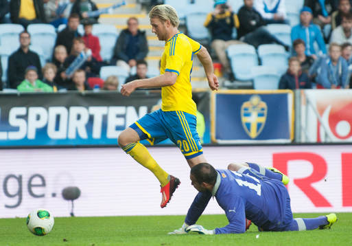 Ola Toivonen, Sverige, rundar Tome Pachovski, målvakt,