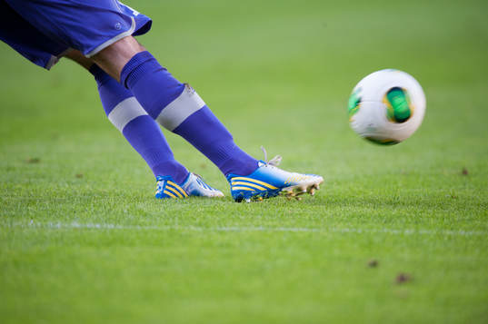 Tillslag, inspark, gräs, fotbollsskor