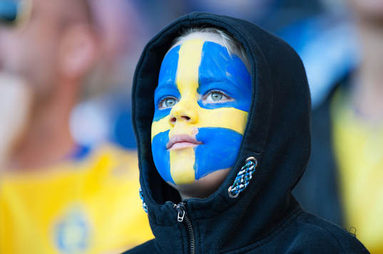 Supporter, Sverige, målad i svenska flaggans färger, ung