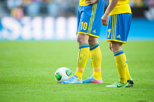 Frispark, bollen upplagd, fotbollsskor, fotbollsstrumpor,