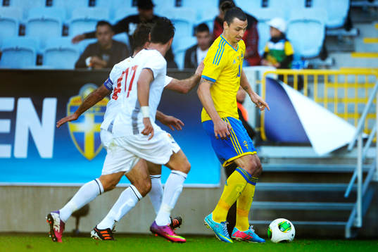 Zlatan Ibrahimovic, Sverige jagas av Nikolche Noveski och