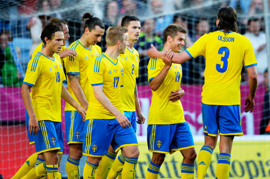 Jonas Olsson klappar Alexander Kacaniklics på axeln