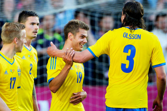 Jonas Olsson klappar Alexander Kacaniklics på axeln