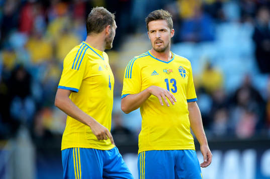 Per Nilsson pratar med Andreas Granqvist innan avspark i