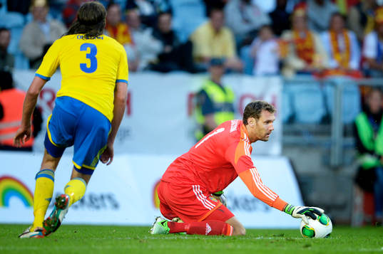 Andreas Isaksson, målvakt, Sverige, går ut och tar hand
