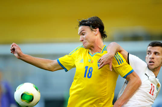Albin Ekdal, Sverige i kamp om bollen med Ferhan Hsani,