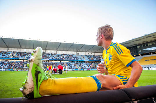 Sebastian Larsson, Sverige stretchar benet