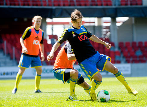 Simon Thern tränar med resten av laget på Myresjöhus