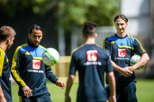 Träning på Söderstadion. Zlatan Ibrahimovic tittar på