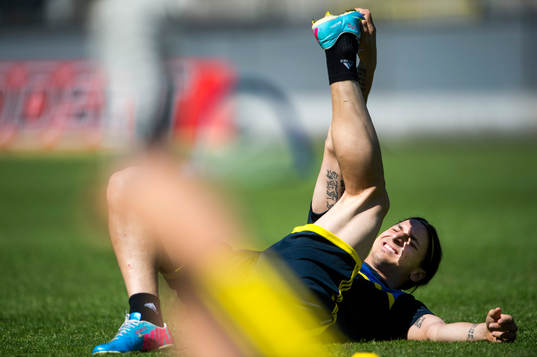 Träning på Söderstadion. Zlatan Ibrahimovic stretchar