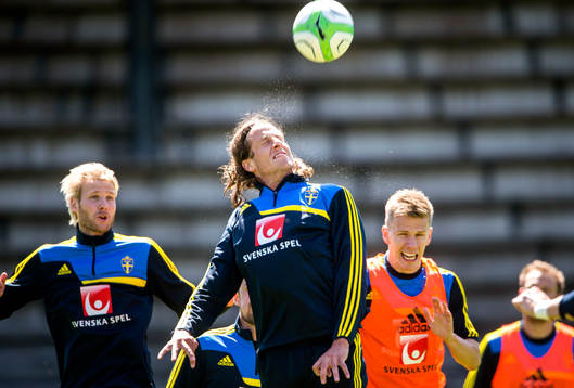 Träning på Söderstadion. Jonas Olsson nickar undan