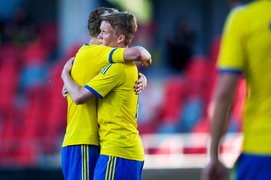 Oscar Hiljemark och Sam Larsson, Sverige, kramar om varandra