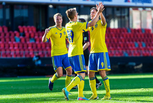 Oscar Hiljemark, Sam Larsson och Simon Thern, Sverige, firar