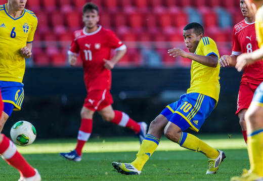 Robin Quaison, Sverige, skjuter mot mål