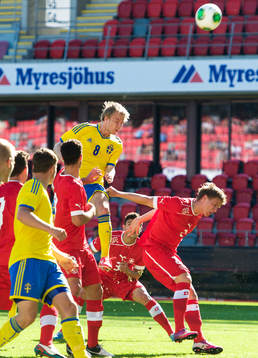 Oscar Lewicki, Sverige, nickar bollen