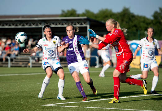 Malin Reuterwall, målvakt i Umeå, plockar bollen framför