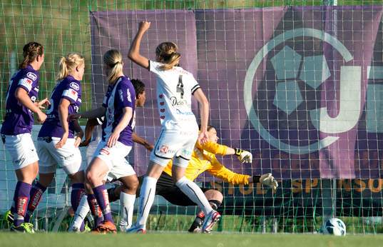 Emmelie Konradsson, Umeå, gör 1-1 bakom Jitex målvakt