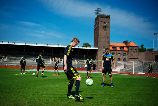 Rasmus Elm och Pontus Wernbloom jonglerar en boll mellan