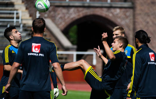 Jimmy Durmaz och Alexander Kacaniklic jonglerar en boll