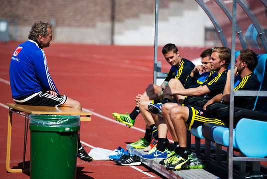 Förbundskapten Erik Hamrén pratar med Mikael Lustig,
