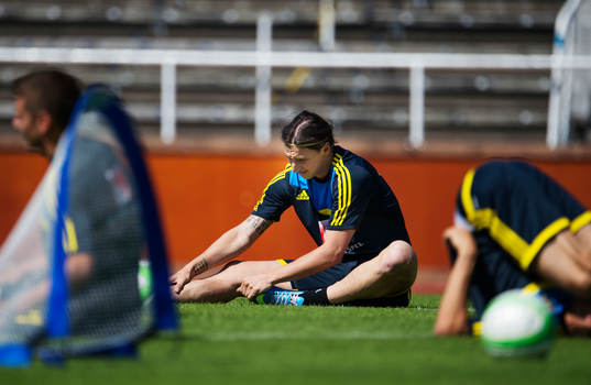 Zlatan Ibrahimovic grimaserar när han stretchar