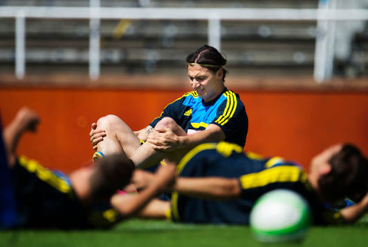 Zlatan Ibrahimovic grimaserar när han stretchar