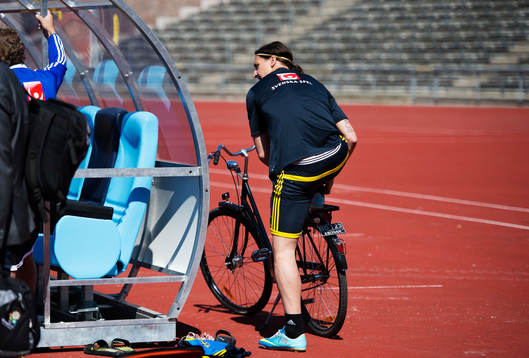 Zlatan Ibrahimovic knyter skorna på en cykel