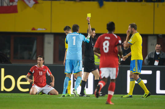 Andreas Isaksson, målvakt Sverige får en varning