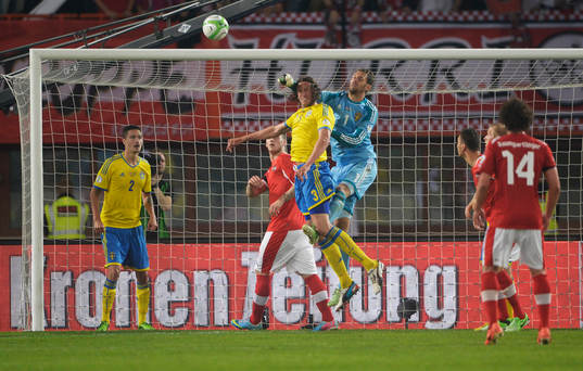 Jonas Olsson och Andreas Isaksson, målvakt Sverige
