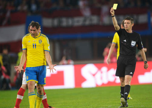 Johan Elmander, Sverige får gult kort av Gianluca Rocchi,