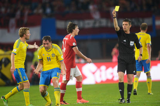 Johan Elmander, Sverige får gult kort av Gianluca Rocchi,