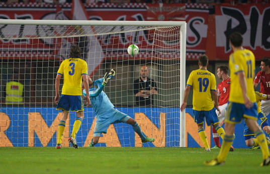 Andreas Isaksson, målvakt Sverige räddar