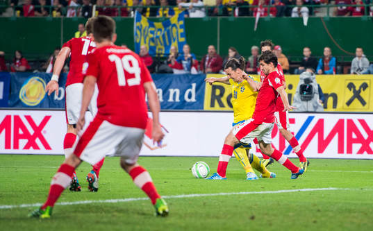 Zlatan Ibrahimovic, Sverige tryckes ned av György Garics,