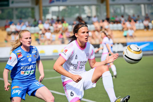 Katrine Veje med bollen