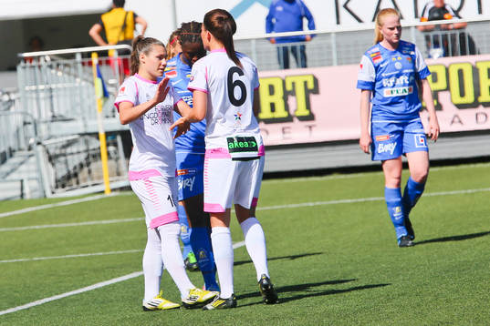Ramona Bachmann jublar med Katrine Veje