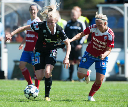 Jasmin Nejati, Umeå, dras i tröjan