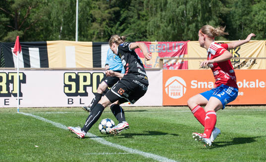 På linjen, Emmelie Konradsson, Umeå, balanserar bollen